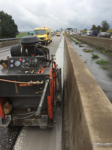 TrennschnittemitFugenschneiderFahrnahnAutobahn01