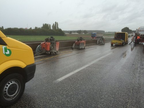 TrennschnittemitFugenschneiderFahrnahnAutobahn02