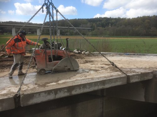 TrennschnittemitFugenschneideramBruckenbauwerk01