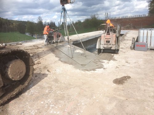 TrennschnittemitFugenschneideramBruckenbauwerk02
